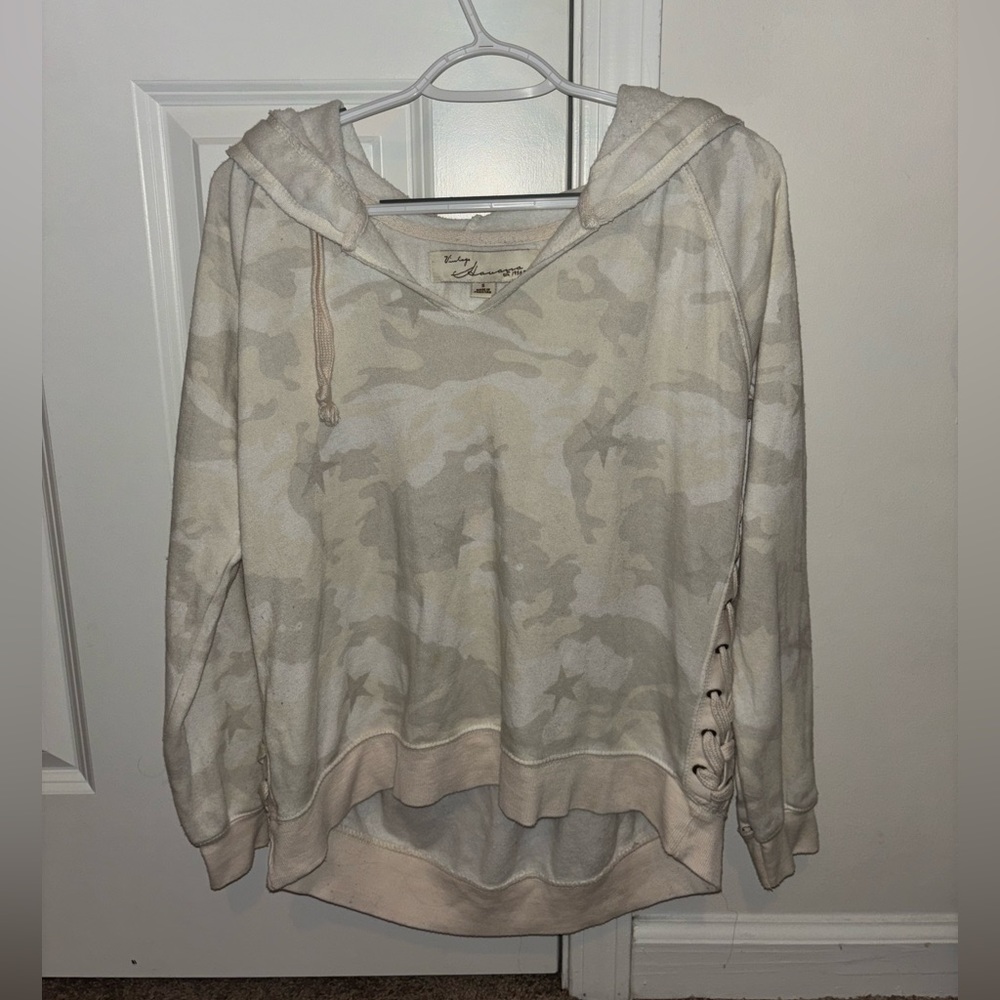 Cute camo Vintage Havana women’s sweatshirt with stars in a size small